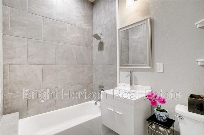 Building Photo - 1821 W 10th St