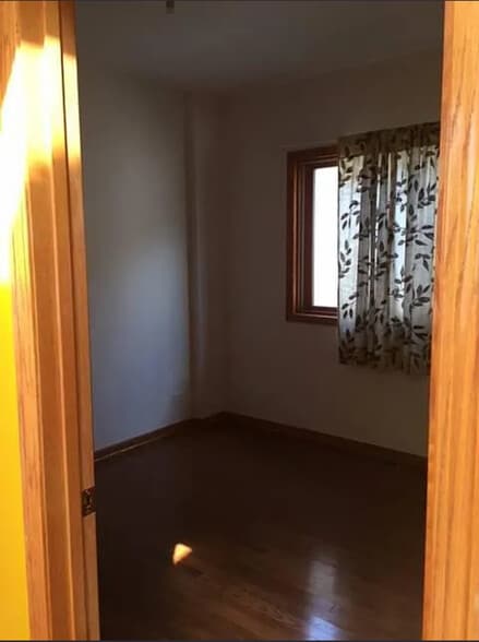 Building Photo - 1322 W 31st Pl