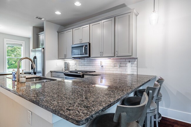 Building Photo - Furnished, 6 - 9 Month lease available.  L...