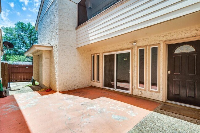 Building Photo - 4 Oakbrook Dr