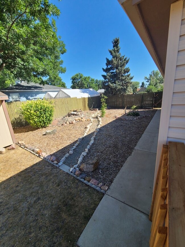 Building Photo - Large 2 Bedroom Home