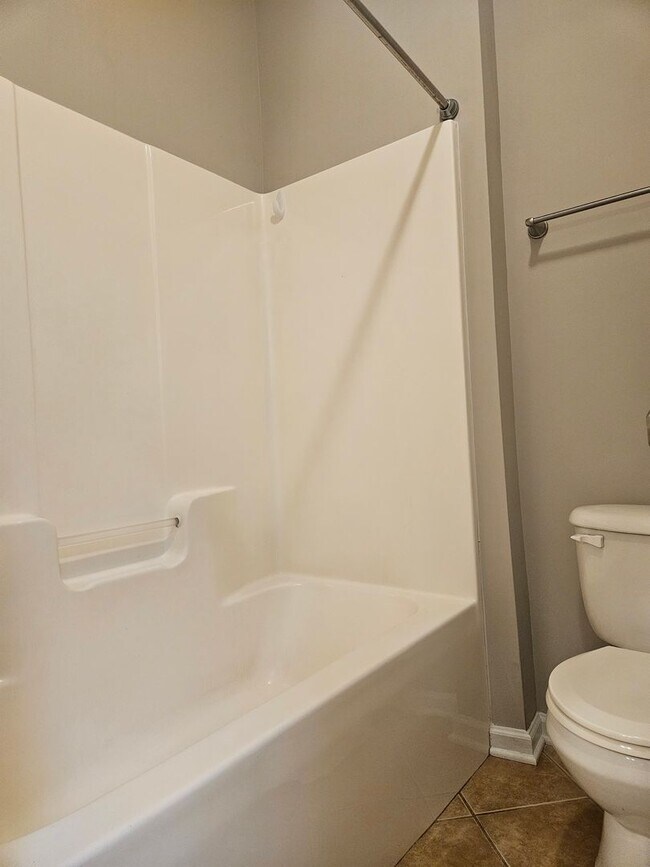 Building Photo - 350 Hanna Dr