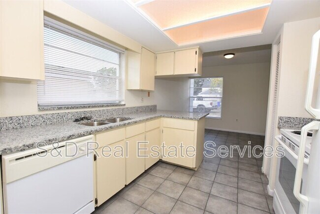 Building Photo - 1804 Crystal Grove Dr