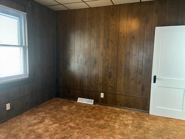 Building Photo - 305 E Meade Ct