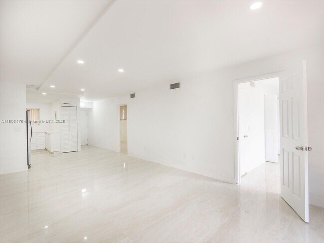 Building Photo - 3195 Foxcroft Rd