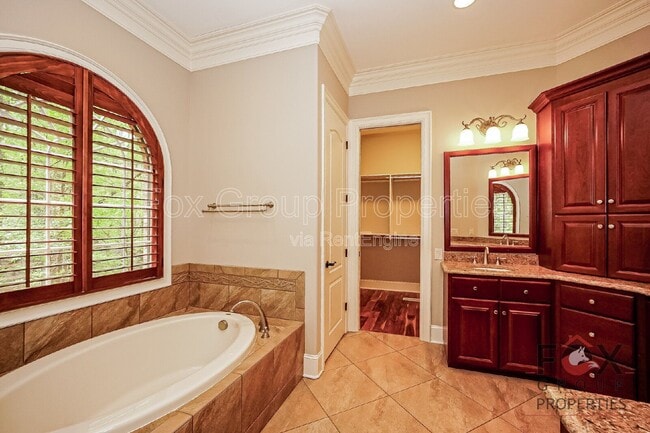 Building Photo - 143 Greenbay Rd