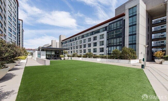 Building Photo - 260 King St