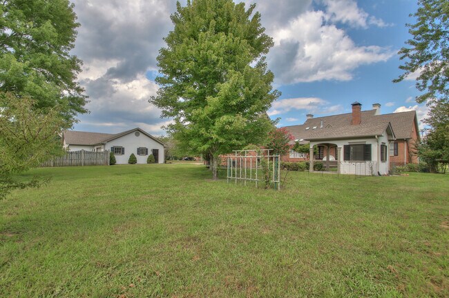 Building Photo - 4335 N Chapel Rd