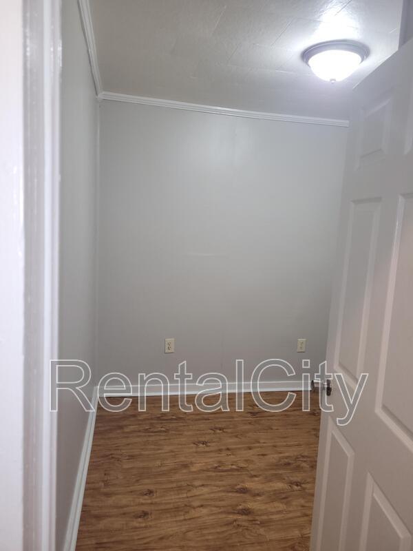 Building Photo - 322 Mcknight St