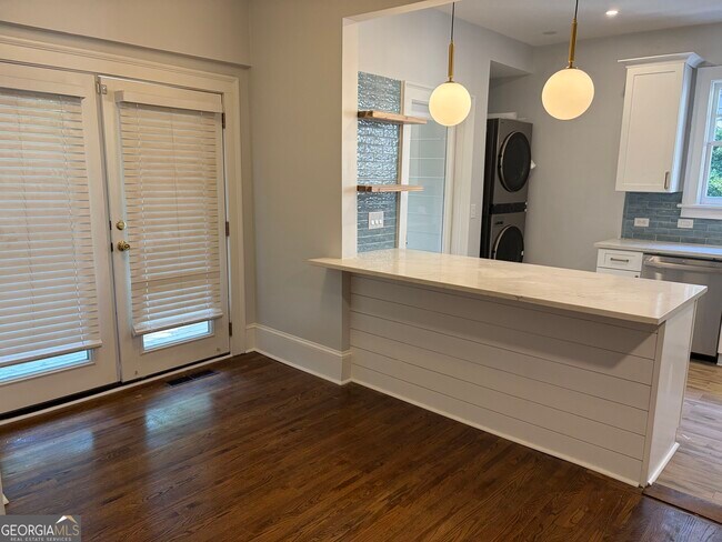 Building Photo - 888 Vedado Way NE