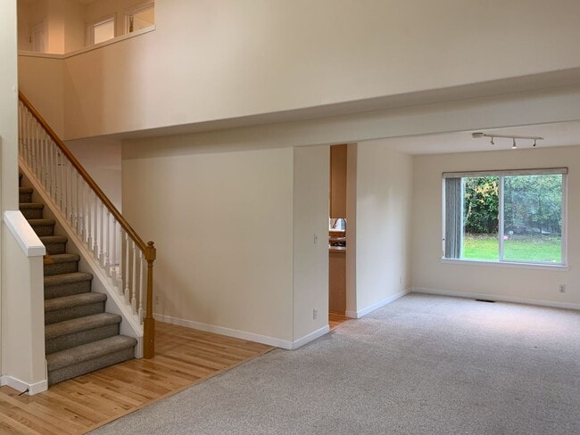 Building Photo - Beautiful 4BR Home | Cul-de-Sac Setting | Prime Bellevue Location