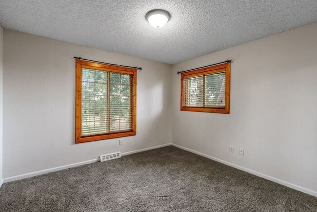 Building Photo - Spacious Bi-Level Home with Mountain & Lak...