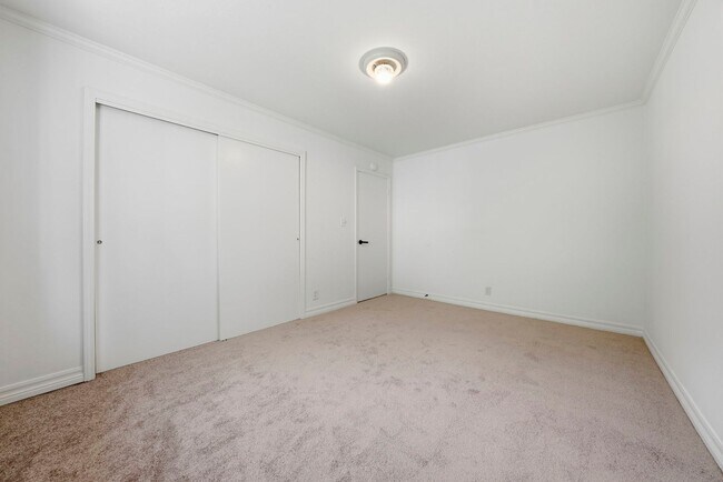 Building Photo - Large Oakland Hills Home With Large Garage/Yard +Laundry Hook-Ups!