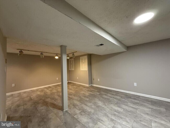 Building Photo - 14931 Windmill Terrace