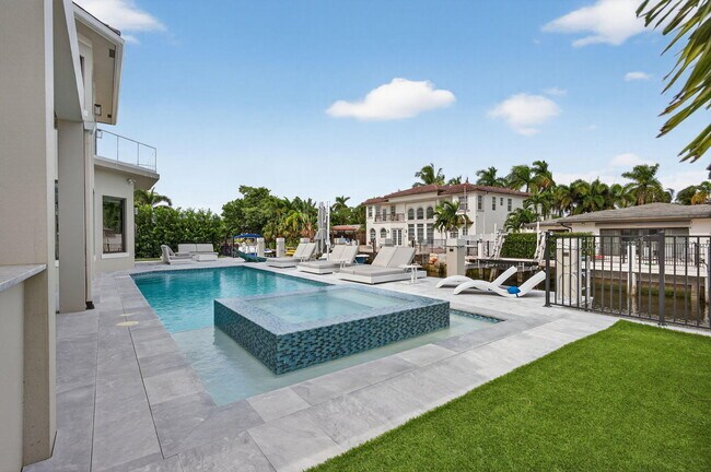 Building Photo - 785 NE 70th St