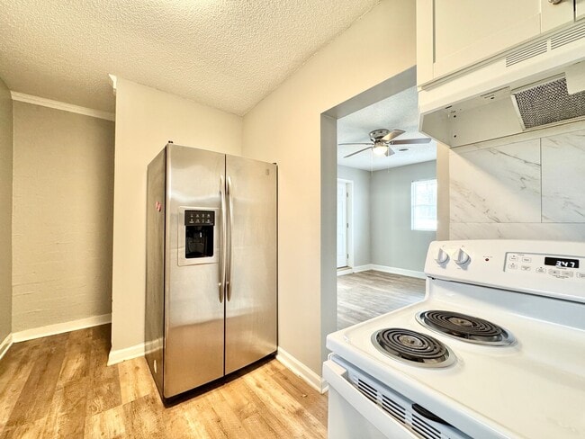 Building Photo - Newly Renovated One Bedroom Duplex - Move In Special!
