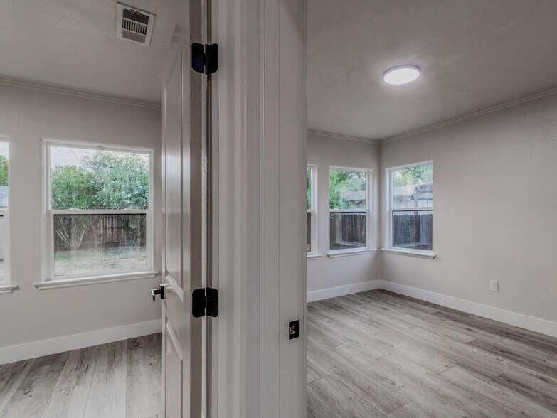 Building Photo - 1271 N Roosevelt Ave