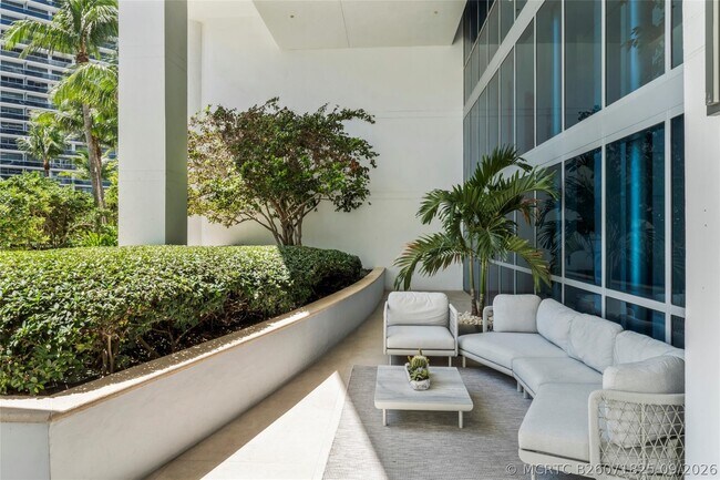 Building Photo - 5959 Collins Ave