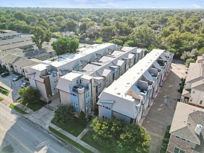 Building Photo - 4910 Live Oak St