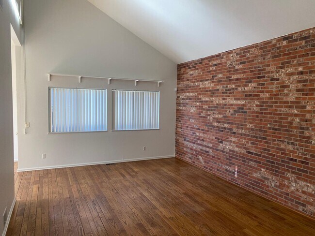 Building Photo - Fantastic 3 bedroom, 3 bath, 2 car garage ...