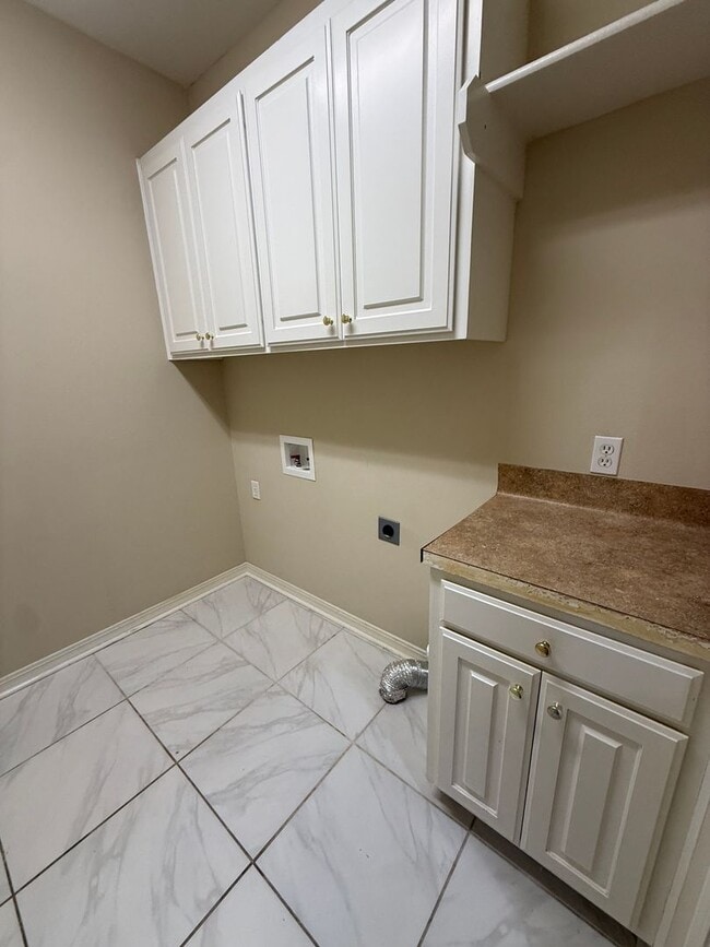 Building Photo - 139 Hallette Dr