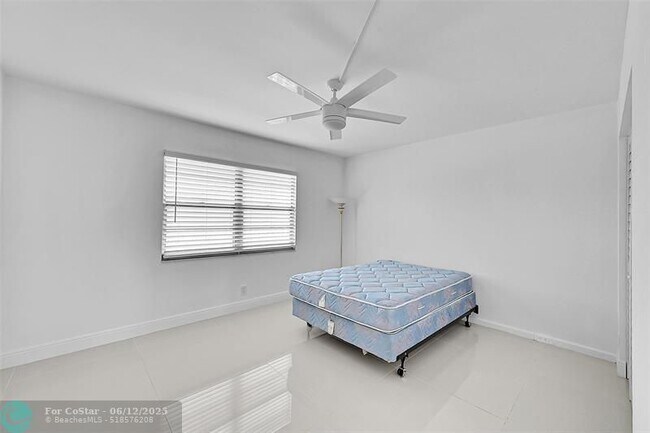 Building Photo - 3005 Portofino Isle