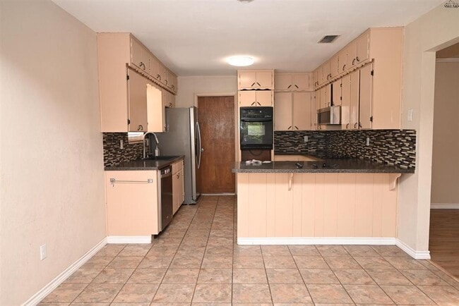 Building Photo - 4 bed 2 bath near SAFB.