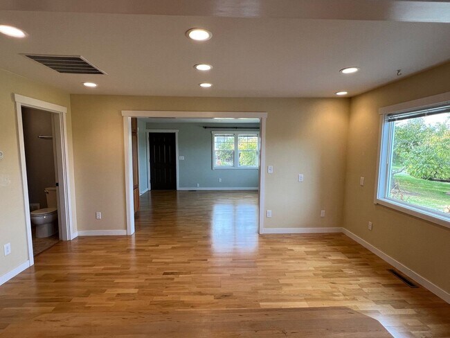 Building Photo - 4005 L Ave