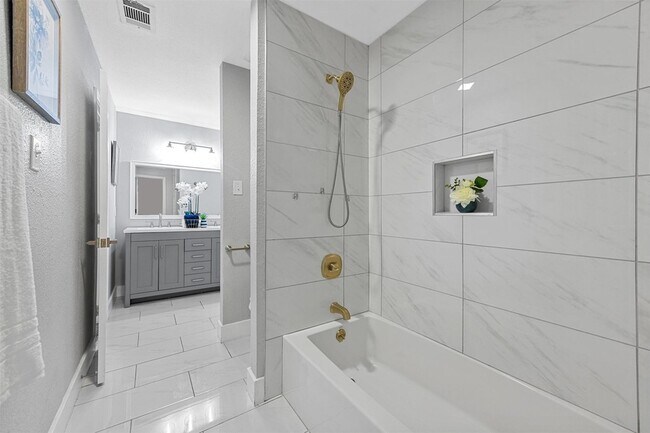 Building Photo - 303 Riva Ridge