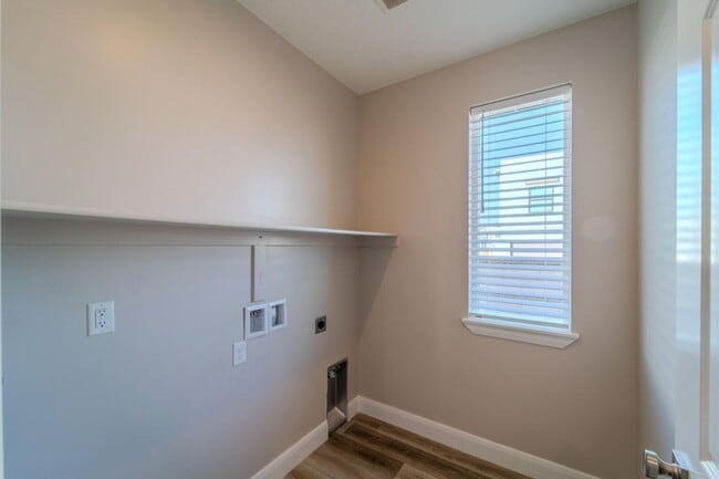 Building Photo - Beautiful 3 bed 2 bath + Den Home in Desert Color! Corner Lot!!
