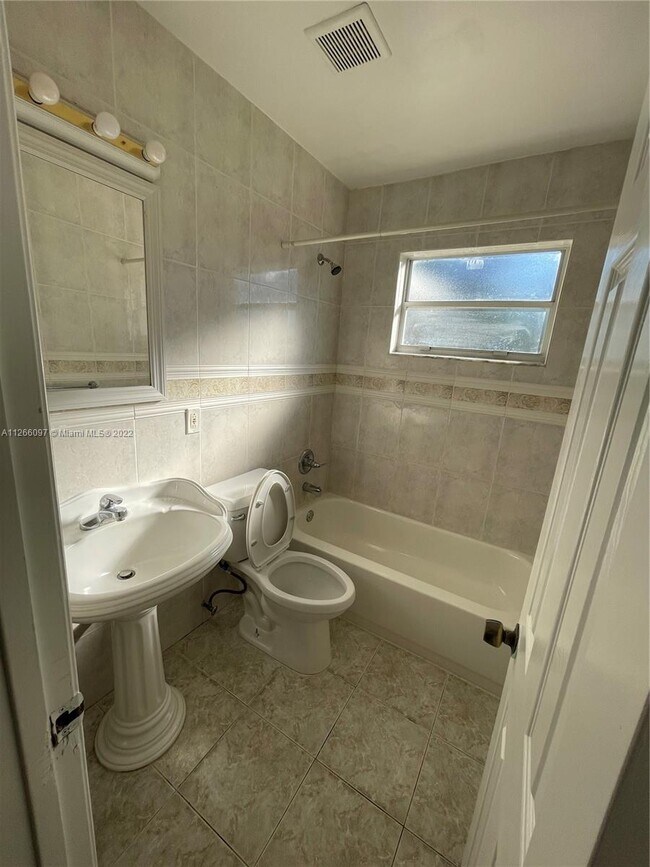 Building Photo - 1810 SW 64th Ter