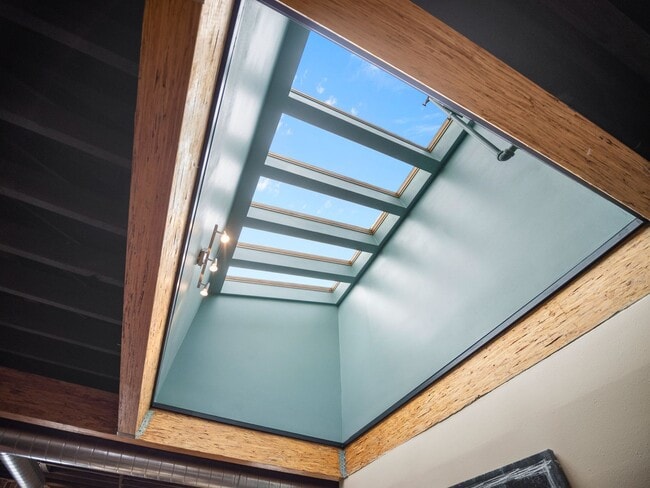 Building Photo - 401 W 1st Ave