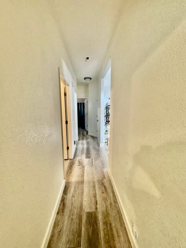 Building Photo - Beautiful Single Story 4 Bedroom 3 Bathroo...