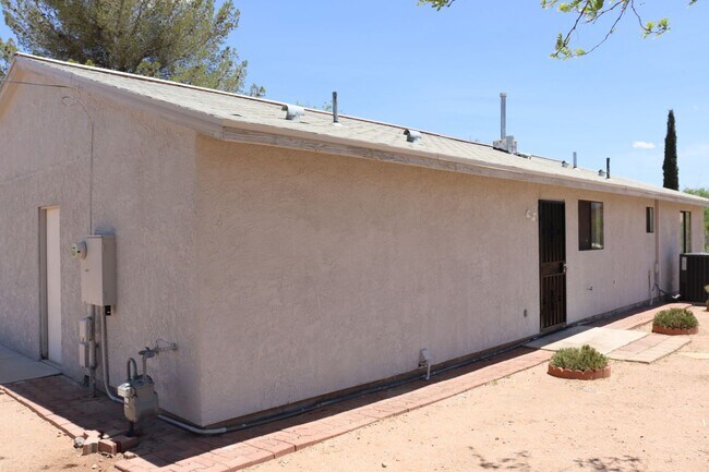 Building Photo - Large Backyard