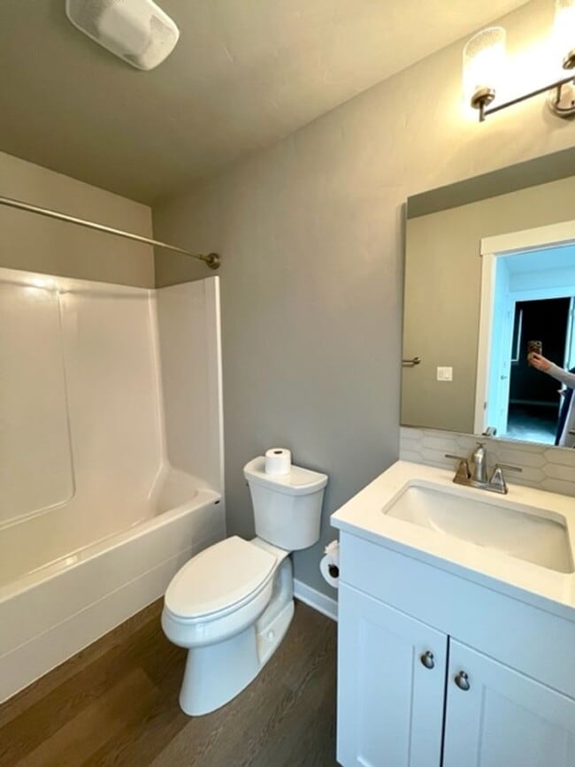 Building Photo - Like new 3 bedroom townhome in SE Bend!