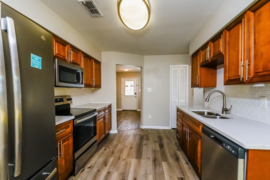 Building Photo - 510 Oak Creek Dr