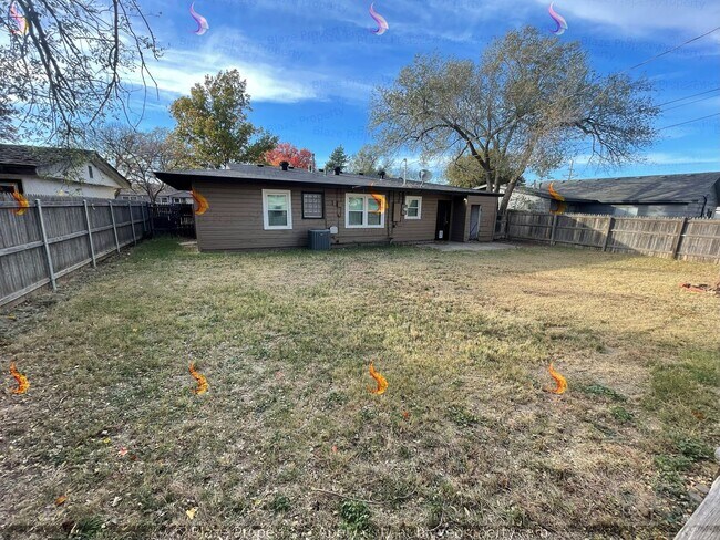 Building Photo - Spacious & Unique! 3 Bed, 1 Bath Home with Bonus Space for Rent