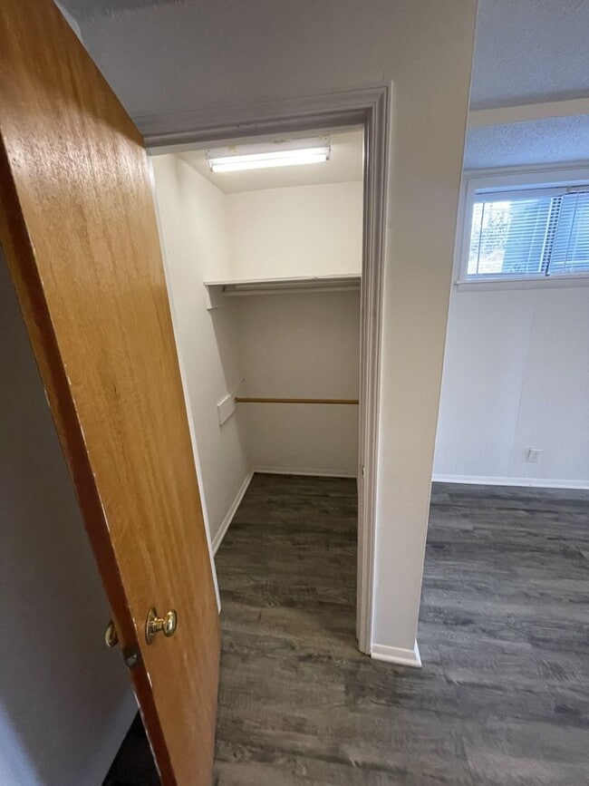 Building Photo - One bedroom one bathroom