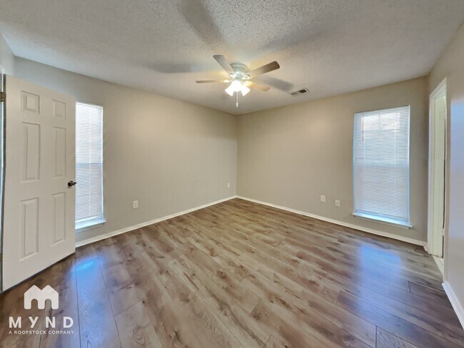 Building Photo - 3422 Laurelwood Dr