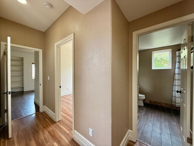 Building Photo - Large Hollister Home