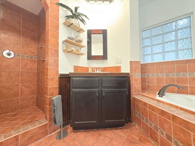 Building Photo - Luxury 3-Bedroom + Bonus Room Home in Gate...