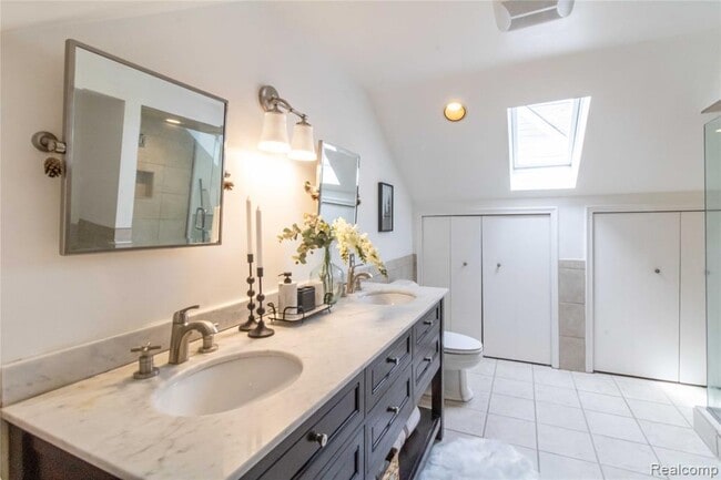 Building Photo - 1834 Fairview St