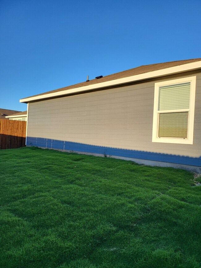 Building Photo - 6020 Sumlin Way