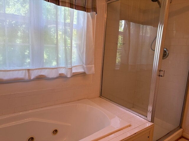 Building Photo - Charming townhouse on Metro bus line, shor...