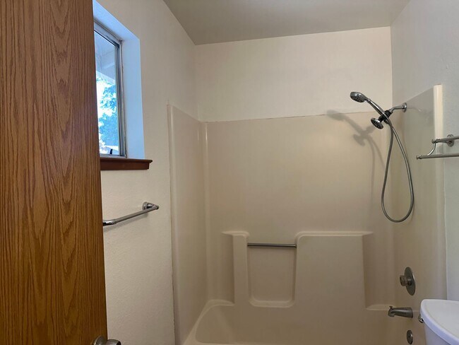 Building Photo - Well maintained home in desirable neighbor...