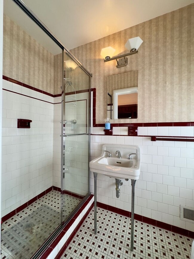 Building Photo - Charming 4 Bedroom/3.5 Bathroom Detached Home in Homeland, MD!