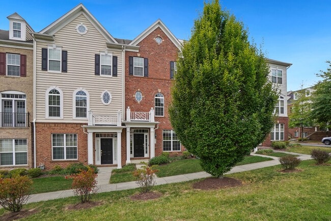 Building Photo - 3 BEDROOM, 4 BATHROOM TOWNHOME AVAILABLE MARCH 1STNOW AT SUMMERFIELD RESIDENCES AT VICTORY PROMEN...