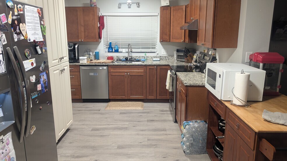 Building Photo - 2042 Harley Ave