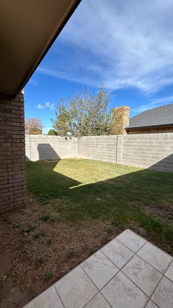 Building Photo - Large Family Home in Country Club North