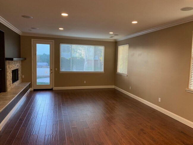 Building Photo - $1,000 Off First month's Rent - Lovely hom...